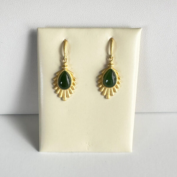 green jade gemstone earrings, jade properties, healing jade crystals, jade therapy benefits